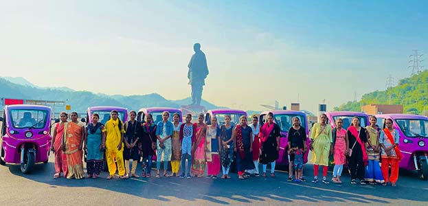 women drivers at statue of unity